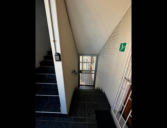 1 BEDROOM FLAT TO LET IN ESSENWOOD